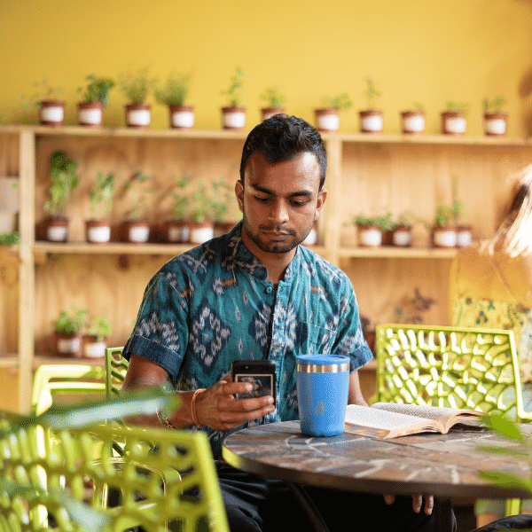 Person pouring a contactless coffee